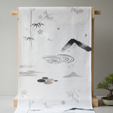 成卷軸型的窗簾布，印著日式極簡禪風圖案，背景為白色